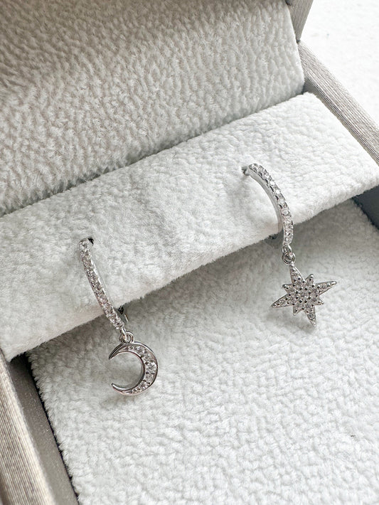 Argollas huggies con estrella y luna colgando con circones