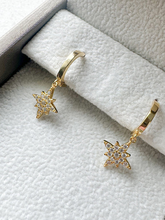 Argollas huggies con estrella colgando