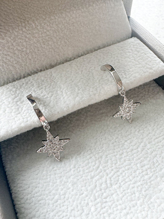 Argollas huggies lisas con estrella