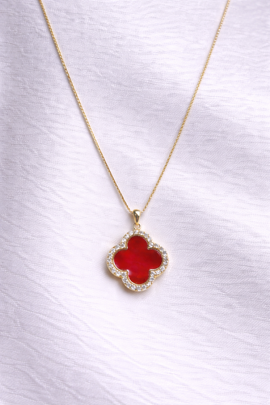 Cadena con dije trébol reversible nácar y rojo