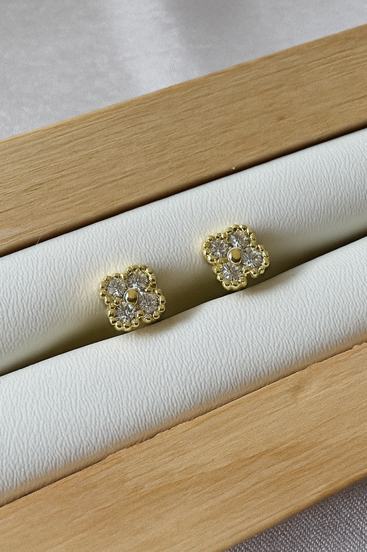 Aretes pegados trébol con circones con seguro de bebé