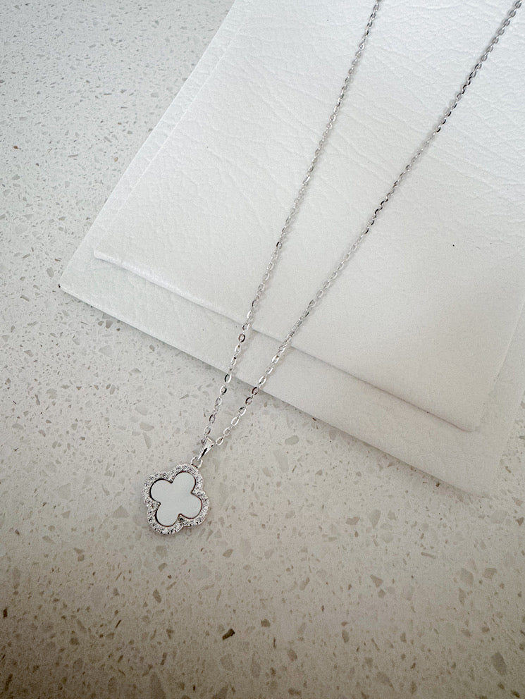 Cadena con dije trébol blanco