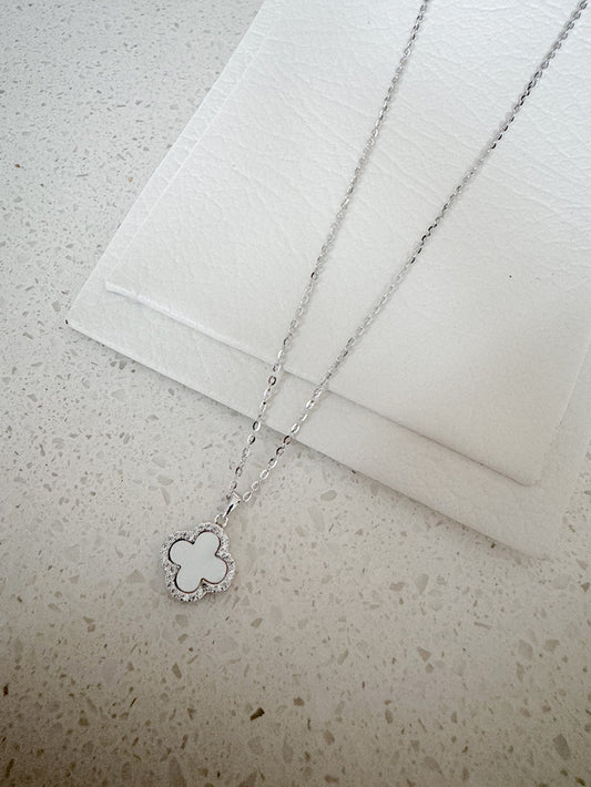 Cadena con dije trébol blanco