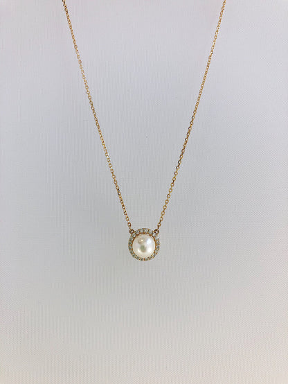 Cadena con perla y circones alrededor