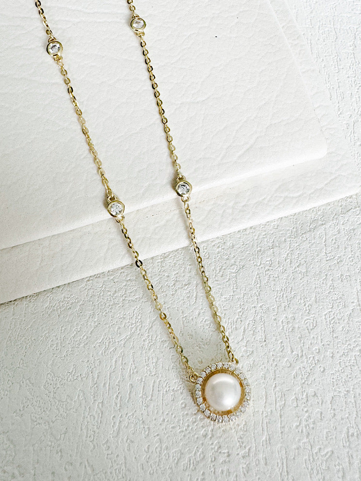Cadena con perla y circones alrededor