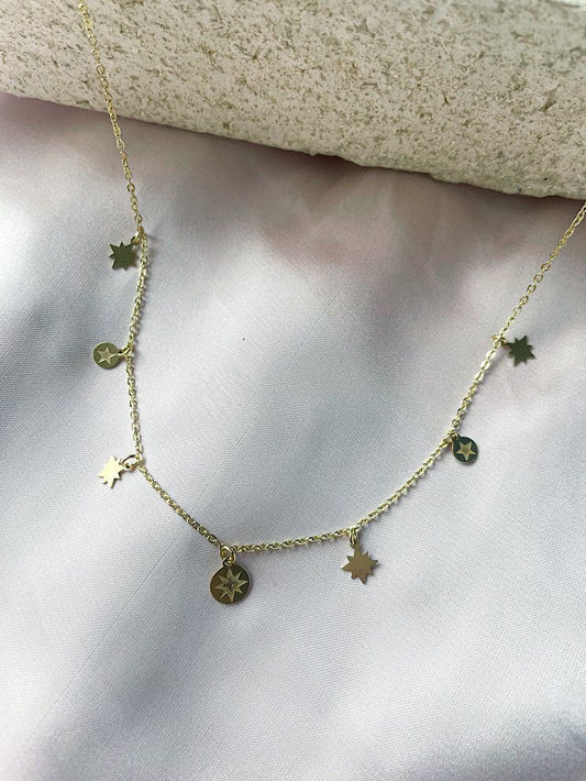Collar 7 estrellas y chapitas colgando