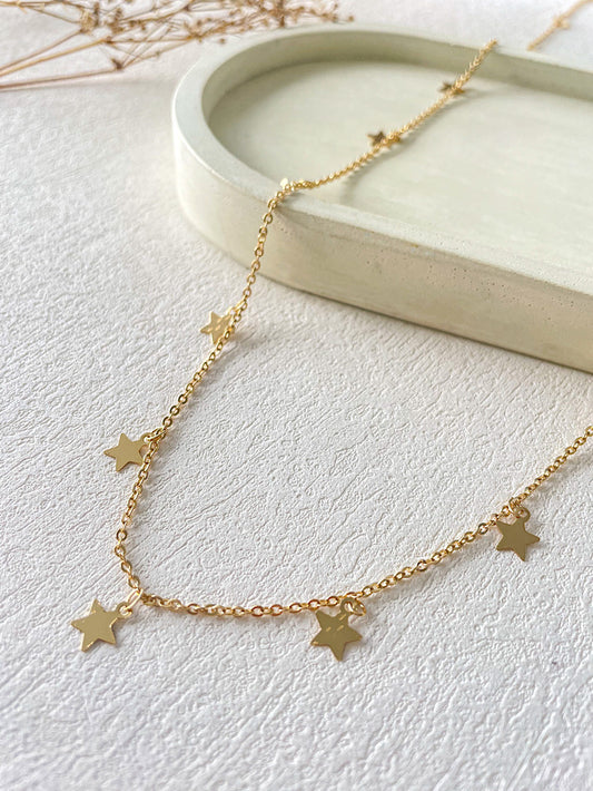Collar estrellas colgando