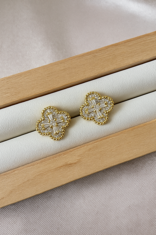 Aretes pegados trébol