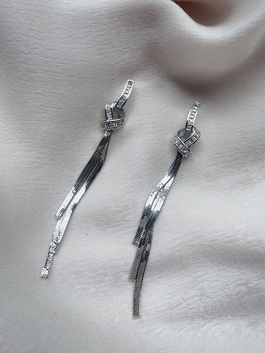 Aretes nudo con circones y tiras de cola de ratón plana