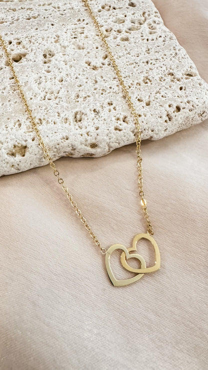 Cadena con 2 corazones entrelazados