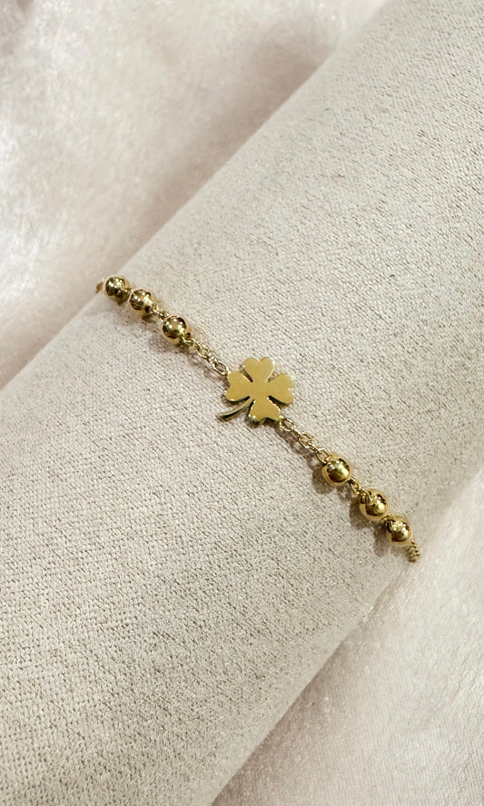 Pulsera cadena con bolitas y dije trébol