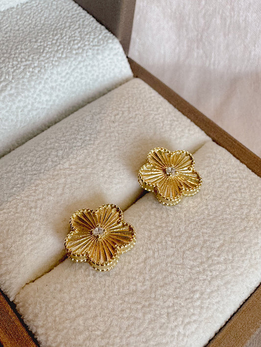 Aretes pegados flor diamantada con circón en medio