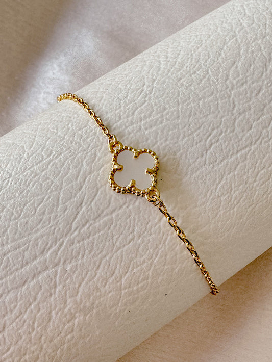 Pulsera cadena dije trébol nácar