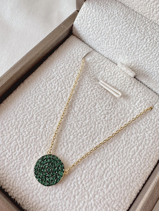 Cadena con dije circulo plano con circones verdes