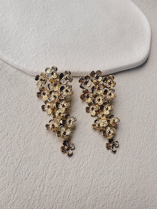 Aretes florcitas texturadas con caída