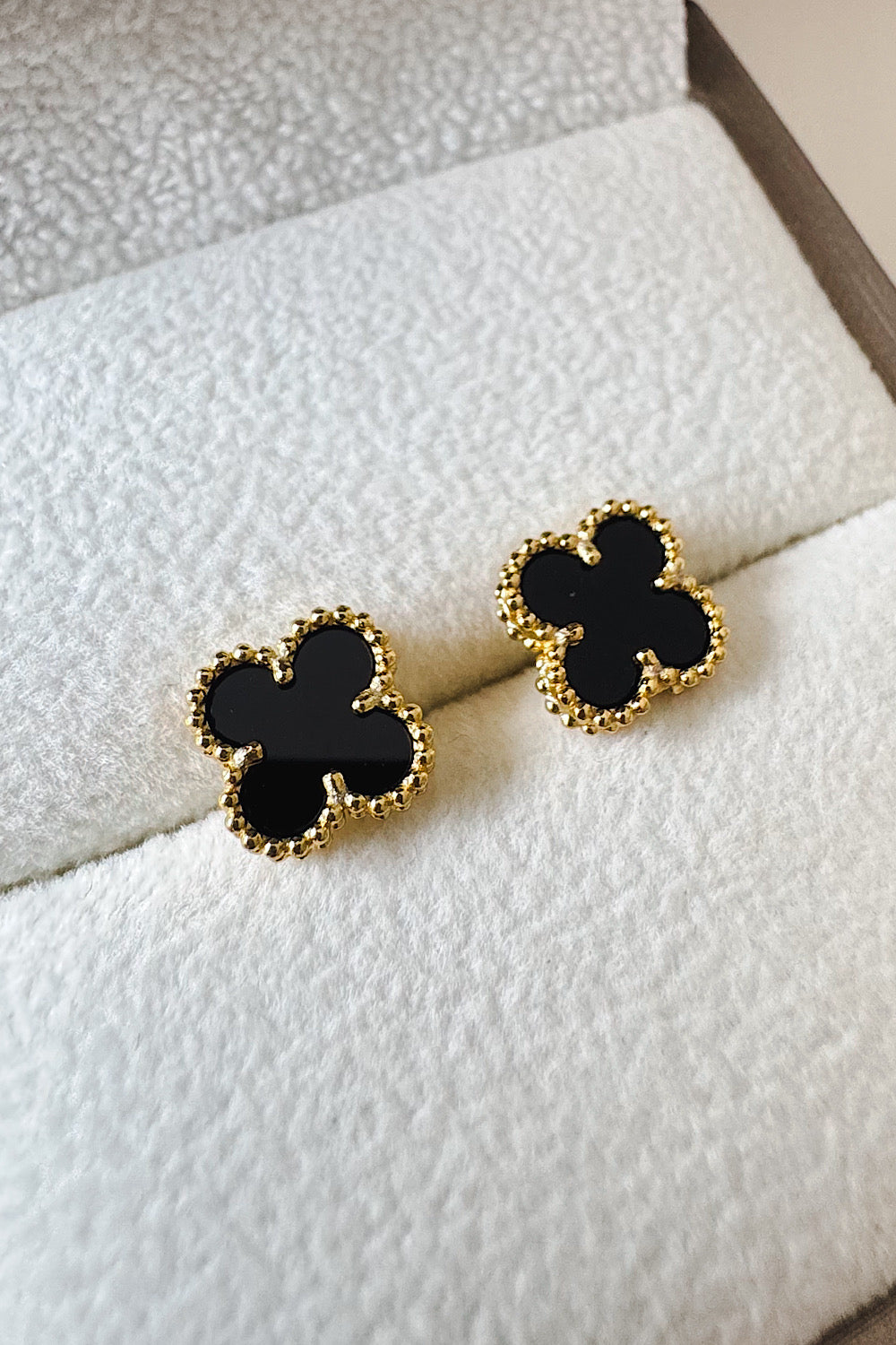 Aretes pegados trébol