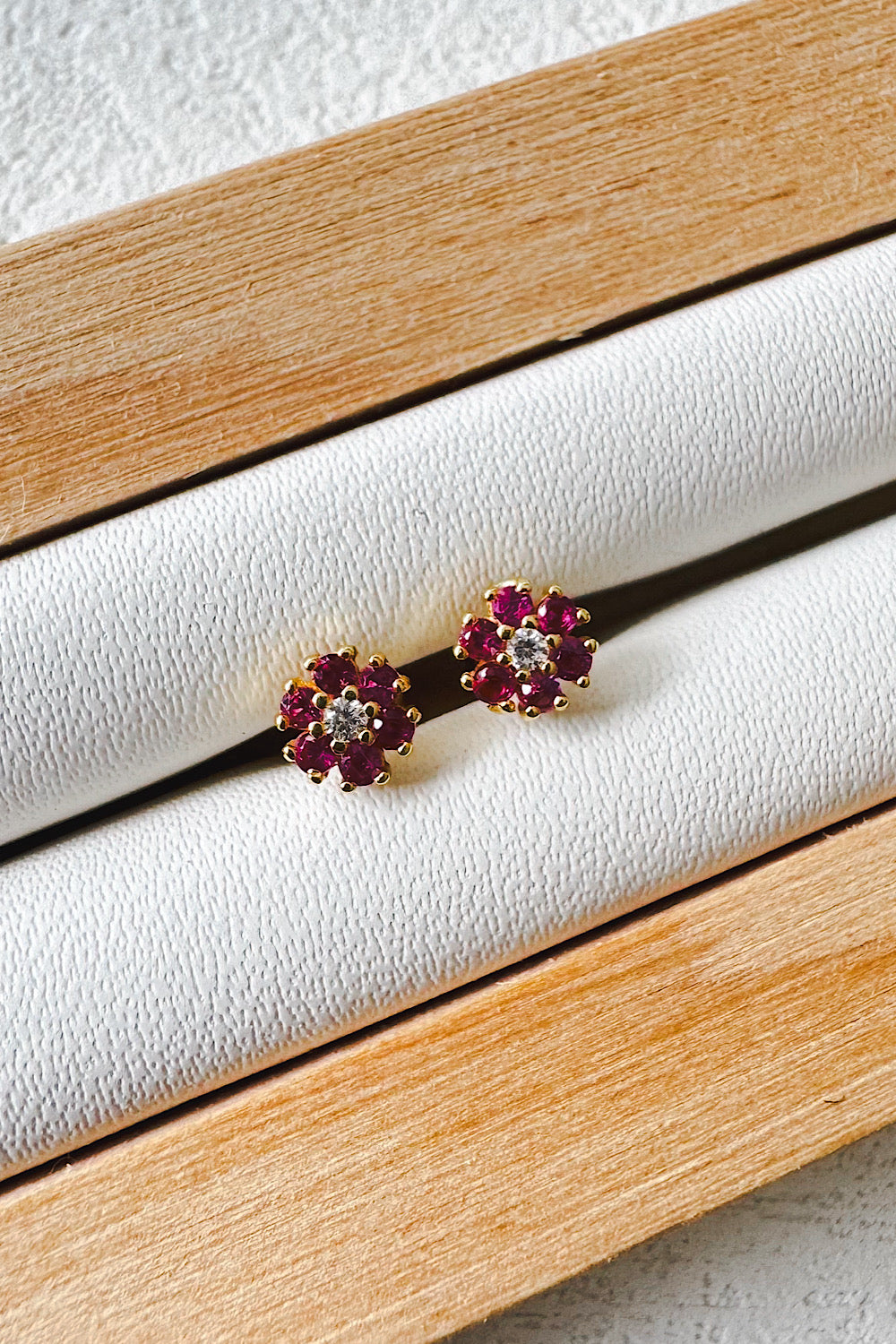 Aretes pegados flor seguro de bebé