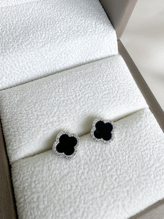 Aretes pegados trébol negros