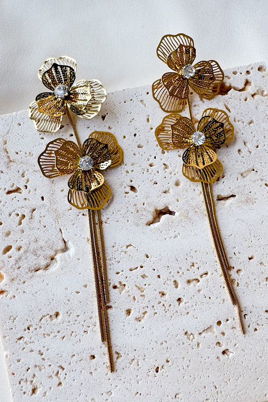 Aretes 2 flores caladas con relieve y cadenas colgando