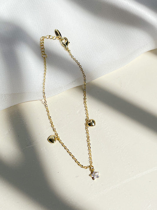 Pulsera cadena 2 corazones y 1 roseta con circones en medio