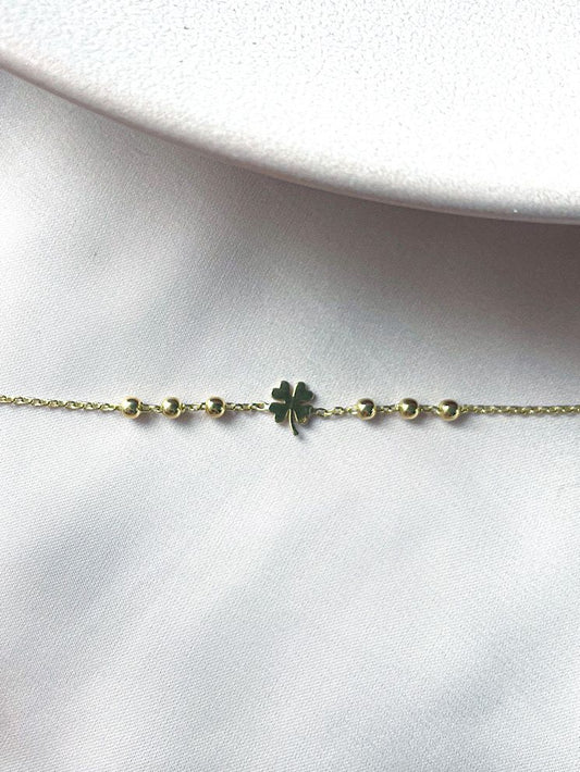 Pulsera cadena con bolitas y dije trébol chico