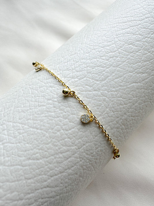 Pulsera cadena delgada con 3 rosetitas y bolitas chiquititas