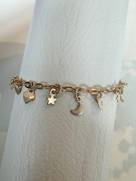 Pulsera con dijes colgando chiquitos