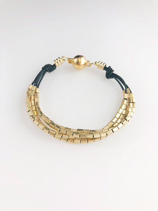 Pulsera cuero negro varias filas con tubitos satinados