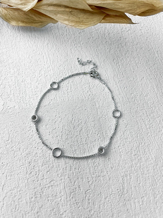 Pulsera delgadita con donas diamantadas y argollitas lisas