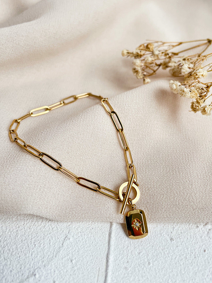 Pulsera paper clip con dije rectangular y estrellita dentro chiquitita