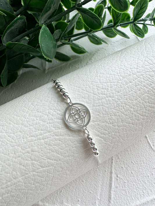 Pulsera regulable círculo y flor calada con bolitas