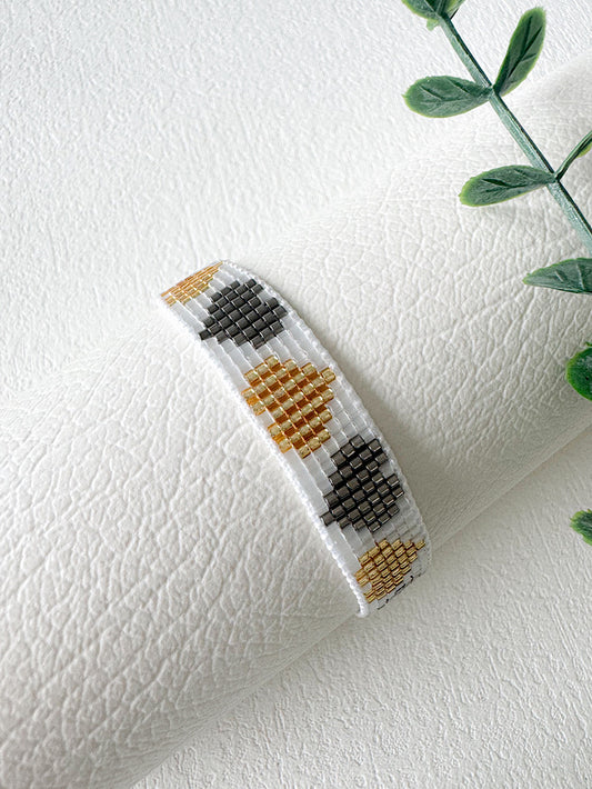 Pulsera tejida miyuki 7 filas blanca con corazones plomos y dorados