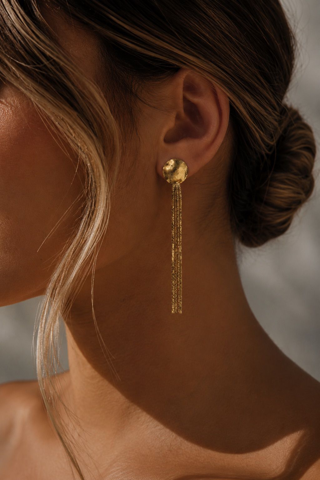 Aretes círculo satinado con cadenas colgando