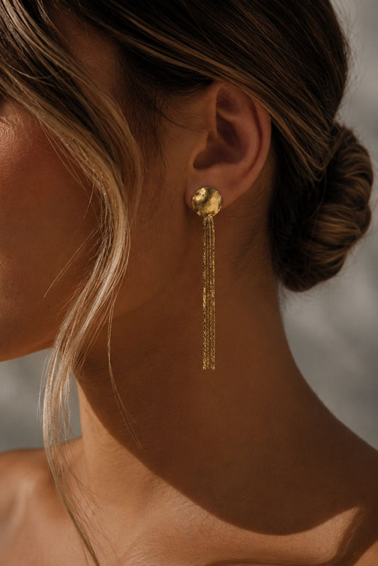 Aretes círculo satinado con cadenas colgando
