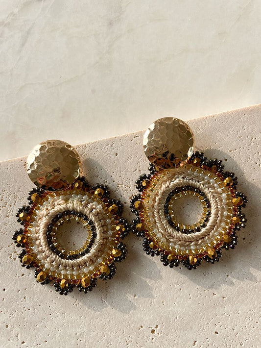 Aretes argolla flor tejida con muranos y mostacillas